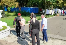 Persoanele care vin în PMAN pentru a privi parada militară, verificate în genţi și cu detectorul de metale